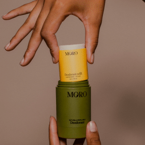 moro starterskit deo vrouw toont hoe je de deo vervult
