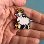 pin met lam met aureooltje en bloed die uit zijn hartje in een kelk stroomt