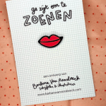 pin mondje met rode lippen
