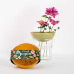 mosterdgele bobeche met voorbeeldje van hoe bobeche in glas water met bloemetjes in geschikt