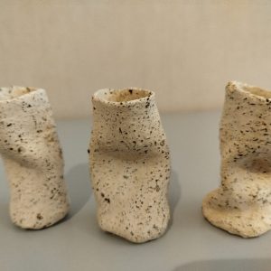 drie kleine wit gespikkelde keramieken vaasjes met grillige vorm