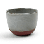 ronde mok zonder oortje van Kinta, blauw geglazuurde keramiek met bruine bodem