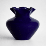 glazen blauwe vaas met bloemvormige bovenkant