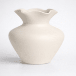 off white vaas met bloemvormige bovenkant