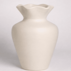 gebroken witte keramieken vaas met bloemvormige opening