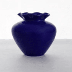 blauwe keramieken vaas met bloemvormige bovenkant