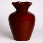 bruine vaas met bloemvormige bovenkant