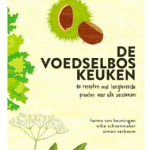 80 heerlijke recepten met langlevende planten Simon Verboom Wibe Schoenmaker Hanne van Beuningen Koken met de oogst uit het voedselbos Onder de kruinen van hoge notenbomen en tussen geurige kruiden ontvouwt zich een wereld vol onontdekte smaken. De Voedselbos Keuken neemt je mee in het koken met voedselbosplanten en laat zien hoe je de oogst uit dit rijke, natuurlijke landschap kunt bereiden en bewaren. Van aromatische daslook tot zoete kaki en frisse duindoorn: dit boek opent de deur naar een verrassende, duurzame keuken. Met toegankelijke, seizoensgebonden recepten maken Hanne van Beuningen, Wibe Schoenmaker en Simon Verboom het eenvoudig om te koken met meerjarige eetbare planten. De ingrediënten zijn vaak dichterbij dan je denkt: uit de eigen tuin, zelf geplukt in de natuur of gewoon verkrijgbaar in de winkel. Zo wordt duurzaam koken haalbaar voor elke thuiskok. De verleidelijke recepten worden aangevuld met praktische kooktips, uitleg over voedselbossen en inspirerende voedselbosverhalen. Daarnaast zorgen gesprekken met toonaangevende pioniers als Louis De Jaeger, Iris Sommer, Bert Dhondt, Jaap Seidell, Jeroen Den Boer en Manon Botha voor extra diepgang en een breder perspectief op biodiversiteit, gezondheid en voedselproductie. De Voedselbos Keuken is daarmee een inspirerende gids voor iedereen die: nieuwe en lokale smaken wil ontdekken wil koken met respect voor natuur en biodiversiteit geïnteresseerd is in voedselbossen en duurzame voeding zijn voedingspatroon wil verrijken met meerjarige planten