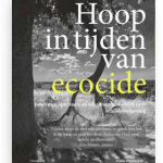 natuurfoto in zwart wit, cover van boek Hoop in tijden van ecocide
