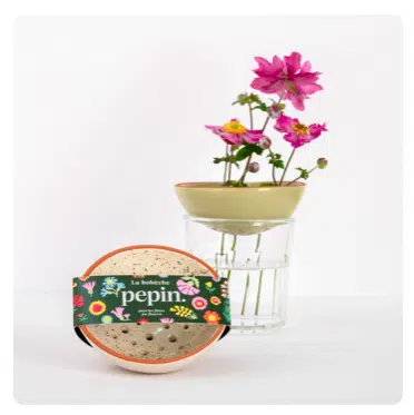 bobeche wit gespikkeld met op de achtergrond glas met bobeche en bloemetjes in geschikt als voorbeeldje