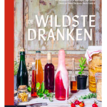 cover van boek 'Wildste dranken' met glazen flessen met kruidendranken en kruiden ernaast