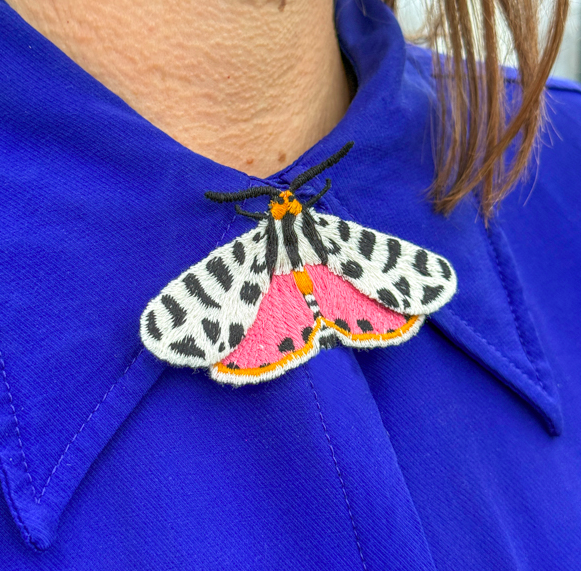 Geborduurde tijgermot broche