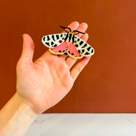 Geborduurde tijgermot broche