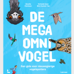 Kijk beter, zie meer. Ontdek de omnivogel! Onderzoek doen naar een vogel is zoiets als het oplossen van een puzzel. Om alle stukjes op de juiste plek te krijgen moet je naar de juiste aanwijzingen kijken. Sommige vogels zijn zo alledaags dat je bijna vergeet hoe bijzonder ze zijn. Ze hebben een geheime flap aan hun oogleden, holle botten en een brein in twee delen. En ze paraderen rond in een verenkostuum alsof dat de normaalste zaak van de wereld is! Duik in alles wat wonderlijk is aan de vogels om je heen en verzamel aanwijzingen waarmee je elke vogel ontmaskert: van gekke eierpatronen tot kleurrijke veren en vreemde vogelgeluiden. Zo ontdek je hoe de ultieme, universele vogel eruitziet: de mega omnivogel! Perfect voor nieuwsgierige vogelspotters vanaf 8 jaar!