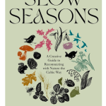 Lichtgroene cover met natuurtekeningen van het boek 'Slow seasons'